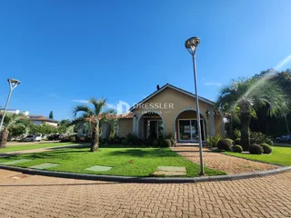 Fachada de uma casa residencial em Lajeado, Brasil, com jardim e gramado.