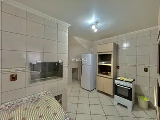 Quarto com paredes de azulejo e cama visível.