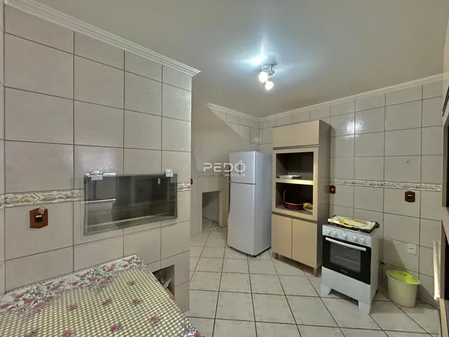 Quarto com paredes de azulejo e cama visível.