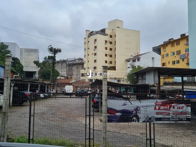 Vista externa de um terreno cercado por cerca de arame.