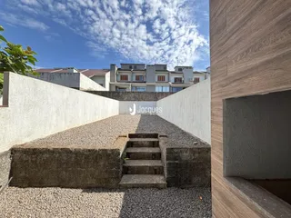 Vista externa de um imóvel com muros de contenção e escadaria em Lajeado, Brasil.