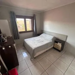 Quarto com cama e janela em um imóvel.