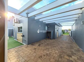 Vista da área externa coberta de uma residência em Lajeado.