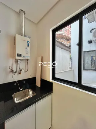 Vista de uma bancada e pia em um ambiente residencial.