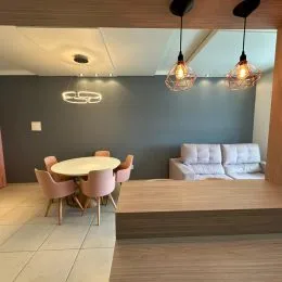 Ambiente interno com painel de madeira e piso claro.