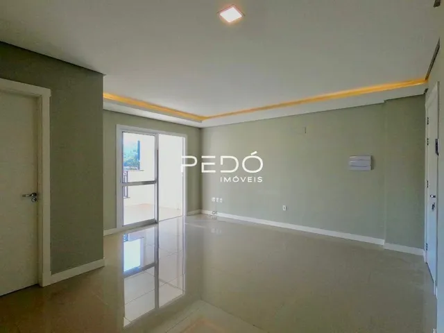 Hall de entrada com paredes claras e piso claro.