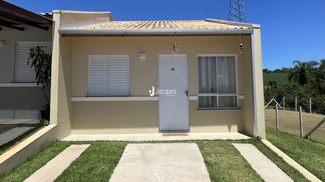 Fachada de uma residência em Lajeado, Brasil, com jardim frontal.