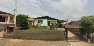 Fachada de uma residência em Lajeado, Brasil, com cerca e muro de divisa.
