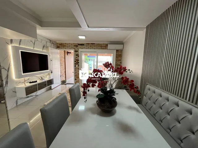 Ambiente interno com mesa de jantar e decoração em um imóvel.