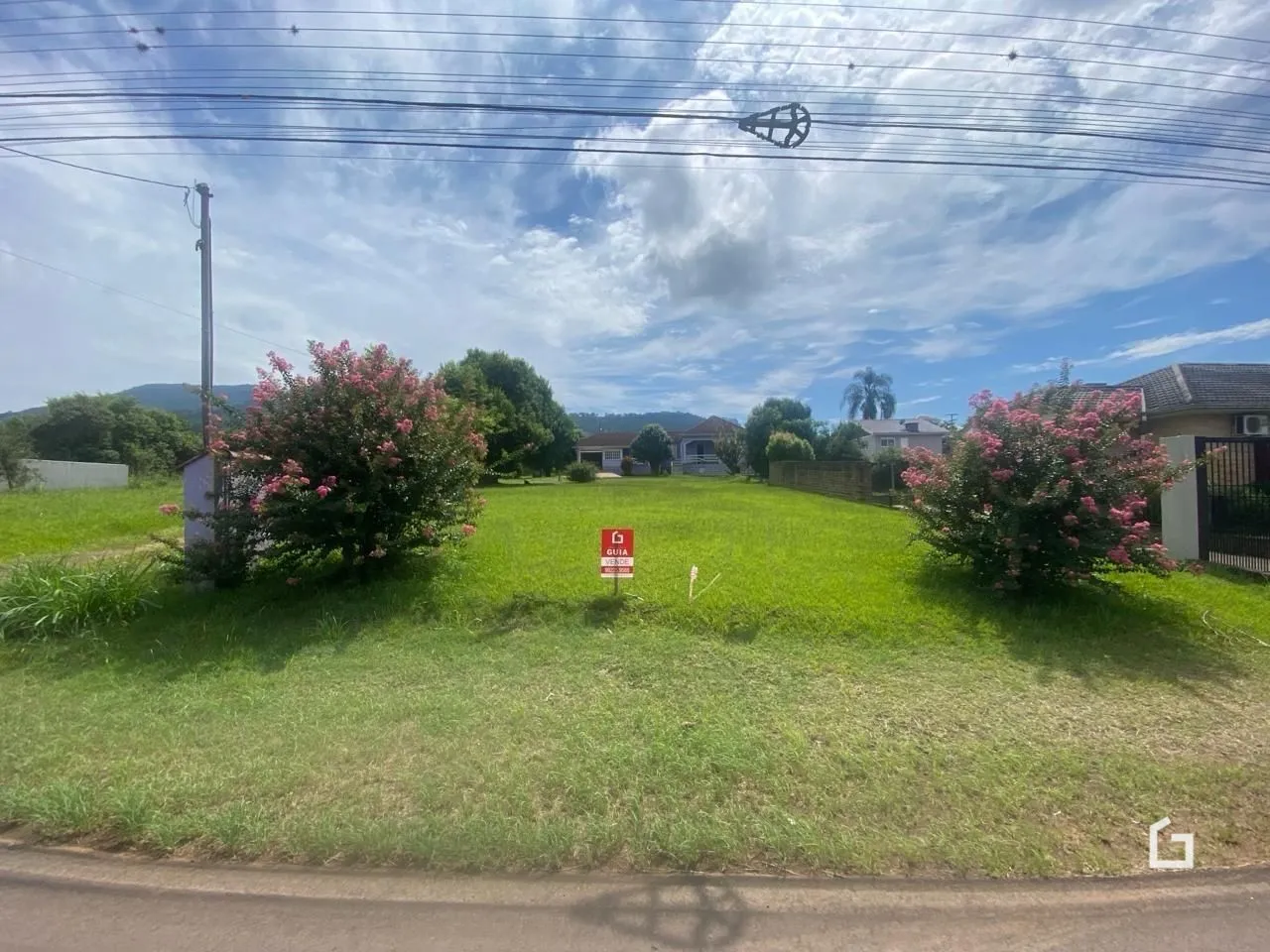 Vista externa de uma propriedade com jardim e árvores em Lajeado.
