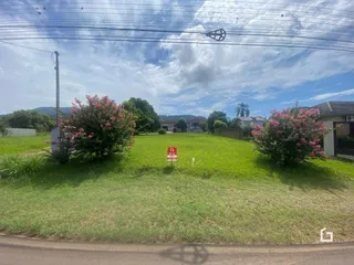 Vista externa de uma propriedade com jardim e árvores em Lajeado.