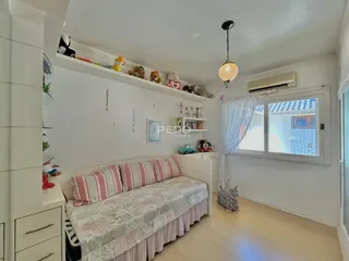 Quarto com cama e decoração em um apartamento no Brasil.
