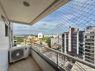 Varanda com vista panorâmica para edifícios na cidade.