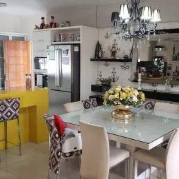 Foto de um ambiente interno com mesa de jantar e cadeiras.