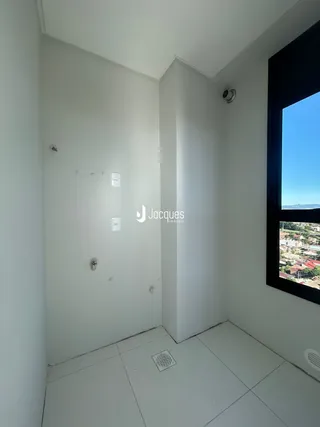 Vista interna de um corredor branco com piso claro.