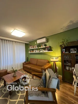 Sala de estar com sofá e estantes de madeira em um imóvel no Brasil