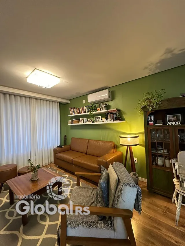 Sala de estar com sofá e estantes de madeira em um imóvel no Brasil
