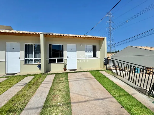 Fachada de uma casa em Lajeado, Brasil, com jardim e entrada pavimentada.