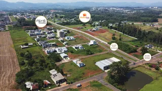 Vista aérea de uma propriedade rural com casas e campos.
