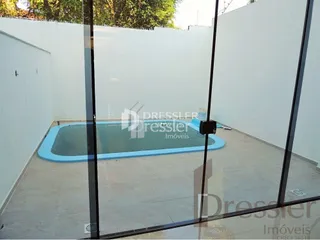 Vista de um piso com um tapete azul em uma área interna com paredes brancas.