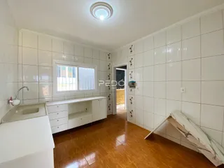 Banheiro com piso de madeira e azulejos brancos na Lajeado.
