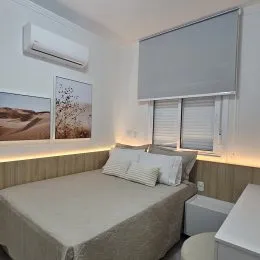 Quarto com cama e ar-condicionado instalado.