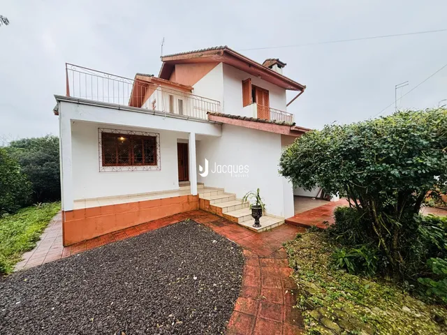 Fachada de uma casa em Lajeado, Brasil, com balcão e jardim.