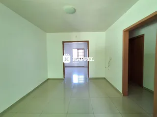 Hall de corredor com piso de cerâmica claro.