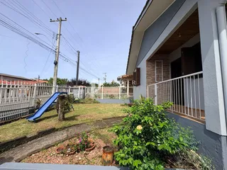 Vista da fachada de uma casa em Lajeado, Brasil, com quintal e cerca.