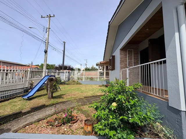 Vista da fachada de uma casa em Lajeado, Brasil, com quintal e cerca.