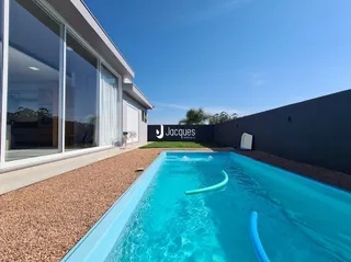 Vista externa de uma piscina em uma propriedade em Lajeado.
