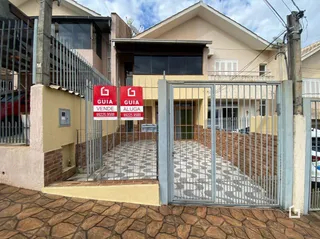 Fachada de uma residência com portão de ferro na entrada.