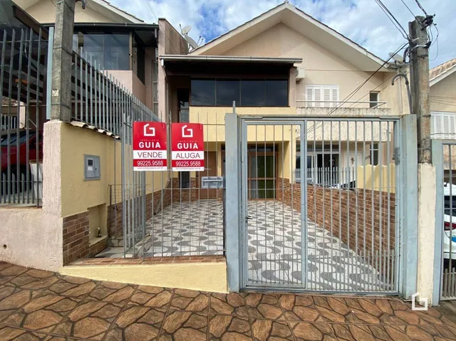 Fachada de uma residência com portão de ferro na entrada.