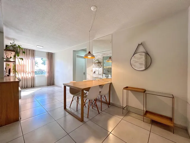 Sala de jantar com piso de cerâmica e grandes janelas em um imóvel em Lajeado.