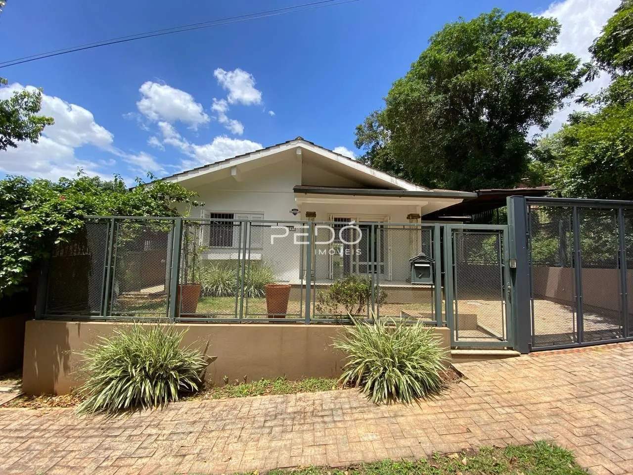 Exterior da casa em Lajeado, Brasil, com cerca e jardim.