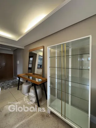 Hall de entrada com espelho e armário de vidro em um imóvel no Brasil.