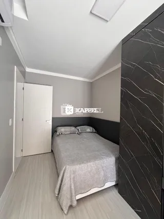 Quarto com cama e paredes escuras.