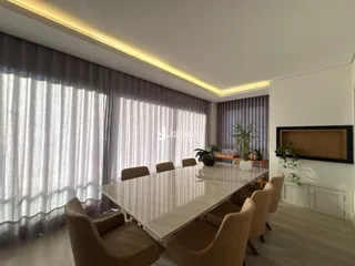 Vista de uma sala de jantar com mesa de vidro e cadeiras em um imóvel no Brasil.