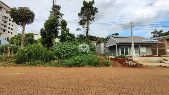 Fachada de uma residência em Lajeado, Brasil, com vegetação ao redor.