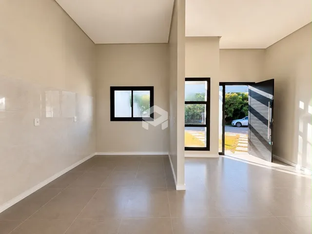 Ambiente interno com piso de cerâmica e janelas.