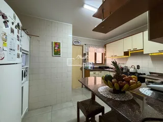 Foto de uma cozinha com armários e piso cerâmico.