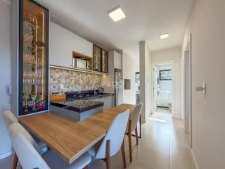 Vista de uma sala de jantar com cozinha moderna em Lajeado.