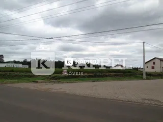Vista externa de uma residência em Lajeado, Brasil, com área gramada ao fundo.