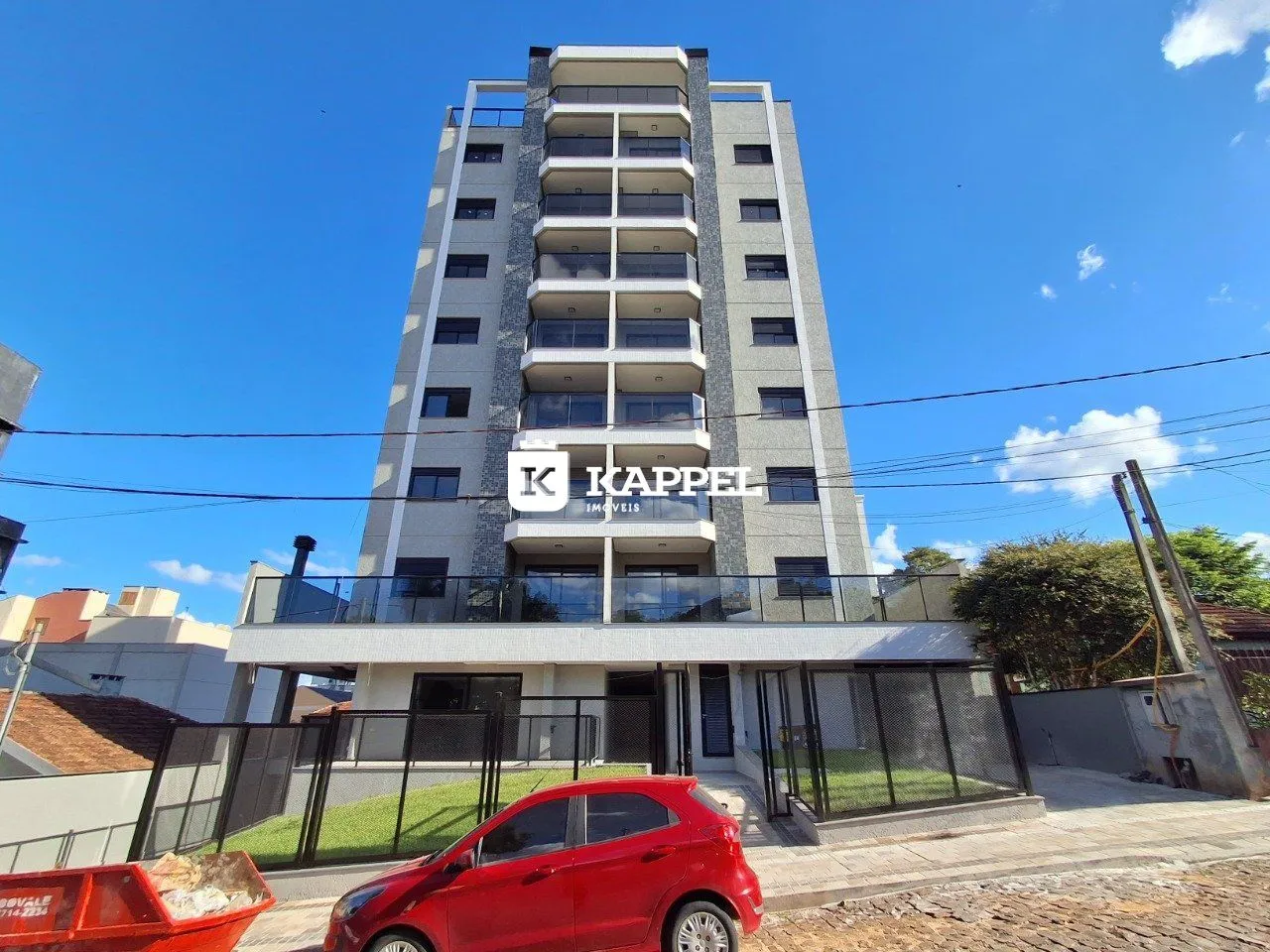 Fachada de um prédio residencial alto em Lajeado, Brasil, com vários terraços.