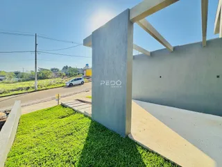 Vista externa de uma propriedade com muro e jardim em Lajeado, Brasil.