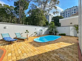 Foto de uma área externa com piscina e deck em Lajeado.