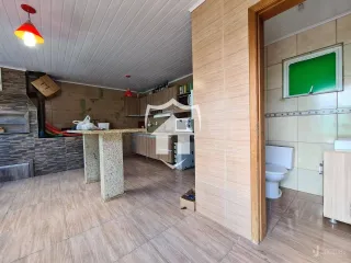 Imagem de uma cozinha e área de jantar em um imóvel no Brasil.