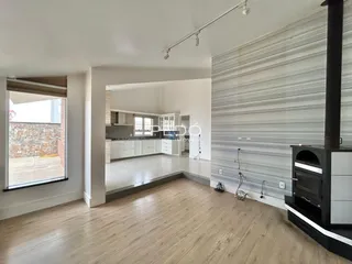 Sala de estar com piso de madeira e parede texturizada em um imóvel em Lajeado.