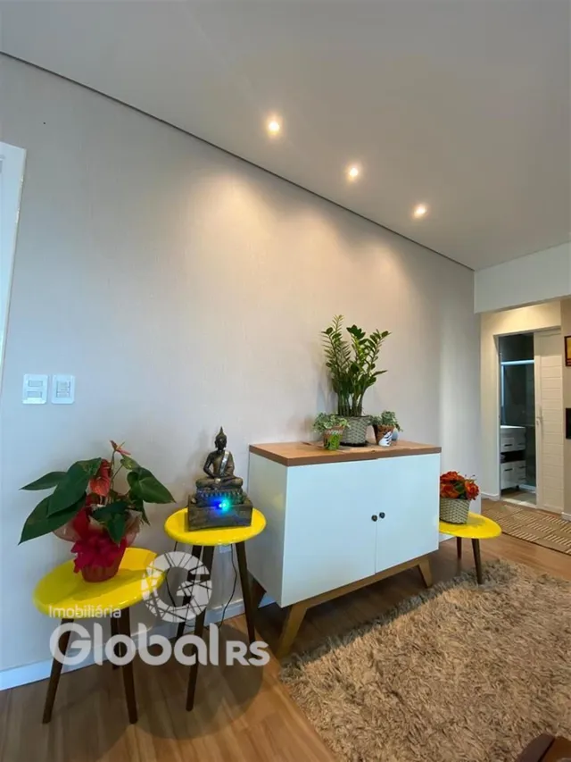 Foto de uma sala de estar com paredes brancas e piso de madeira.