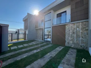 Fachada moderna de uma residência em Lajeado, Brasil, com jardim frontal.